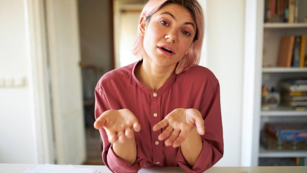 femme qui parle