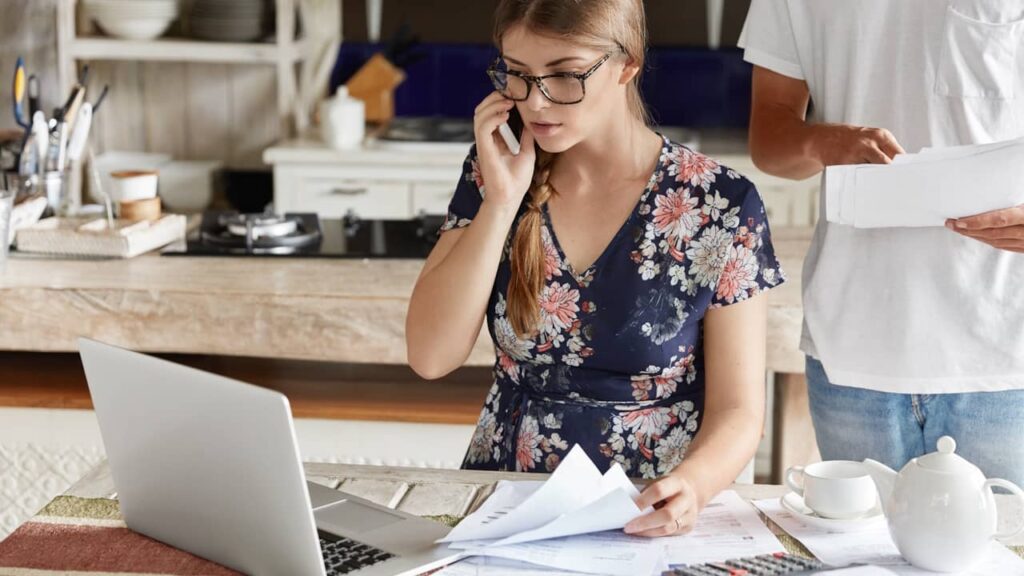 femme telephone administratif
