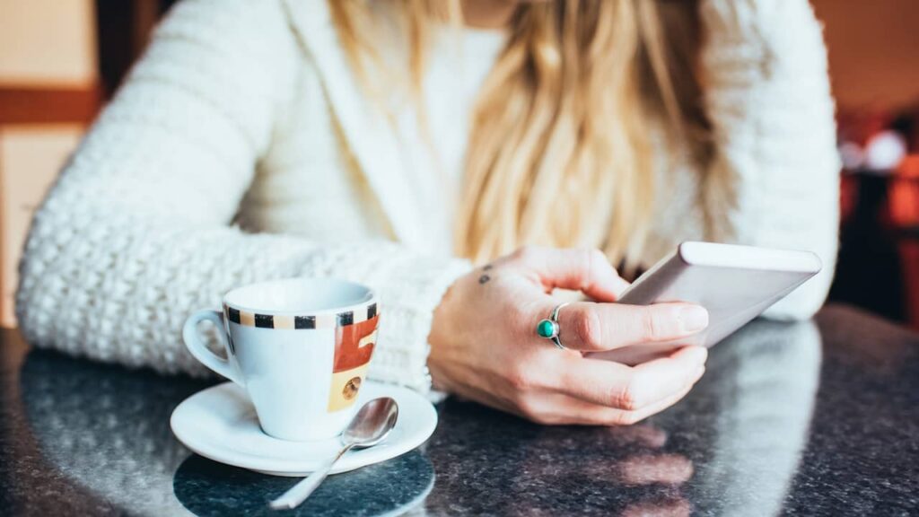 femme telephone café