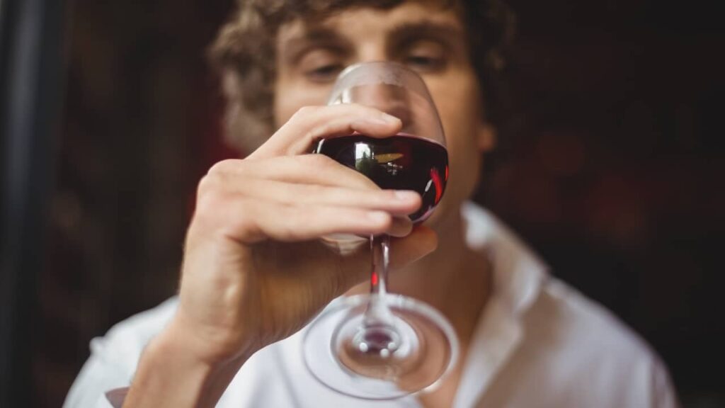 homme boit verre vin