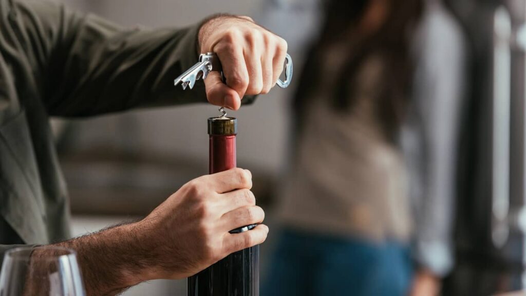 homme ouvre bouteille vin