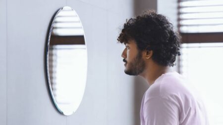 Soliloquer : que signifie ce verbe qui désigne le fait de parler seul ? homme qui se parle miroir