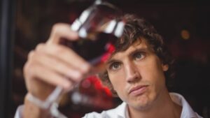 homme regarde couleur vin