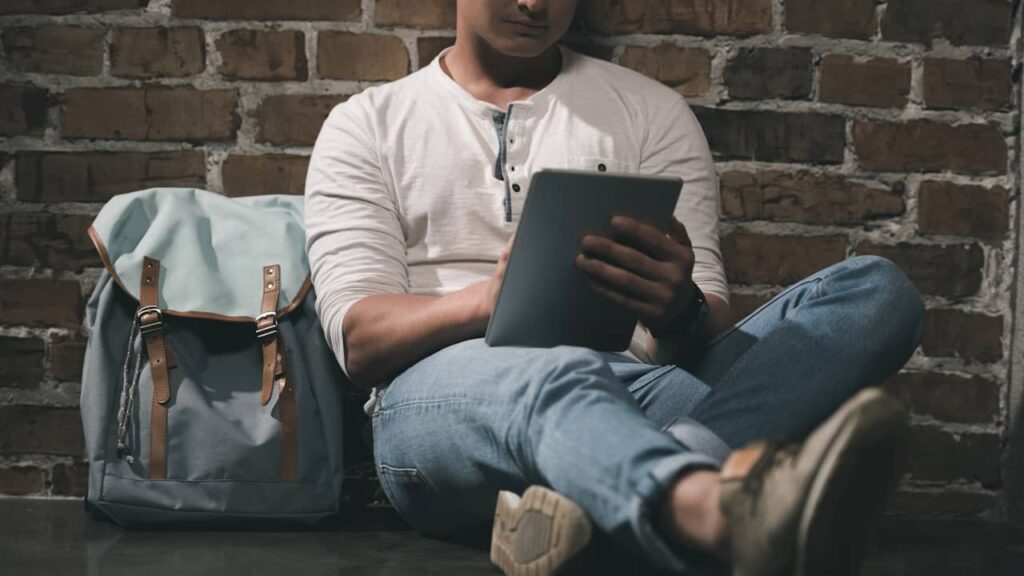 jeune homme tablette