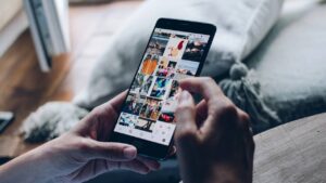 scrolling smartphone