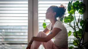femme pensive interieur lumineux