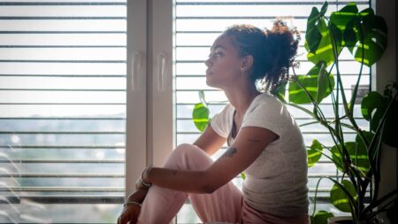 Pourquoi certains n’arrivent-ils pas à être heureux ? femme pensive interieur lumineux