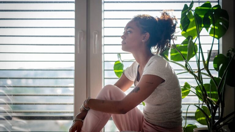 femme pensive interieur lumineux