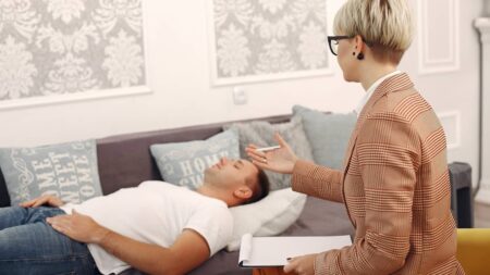 Hypnose : comment ça marche et est-ce vraiment efficace ? homme consultation hypnose